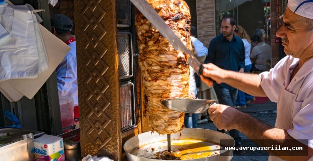 Türk restoranında çalışacak; döner kesebilen, servis elemanı aranıyor.