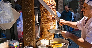 Türk restoranında çalışacak; döner kesebilen, servis elemanı aranıyor.